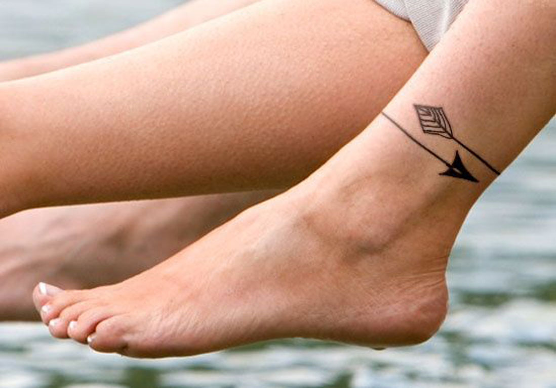 Tatouage Chevilles Femme dedans tatouage cheville flèche , 20 idées de tatouages pour habiller nos