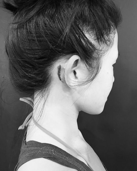 Tatouage derrière l'oreille plume - 20 idées de tatouages ...