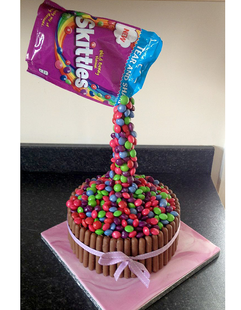 Gravity cake aux Skittles 20 gravity cake à tomber Gravity cake aux Skittles 20 gravity cake à tomber