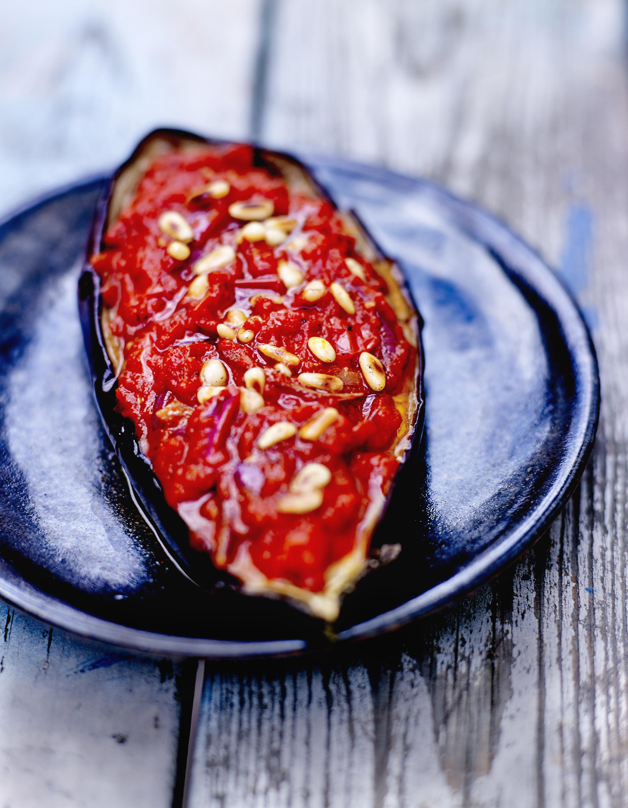 Aubergines, tomates et pignons