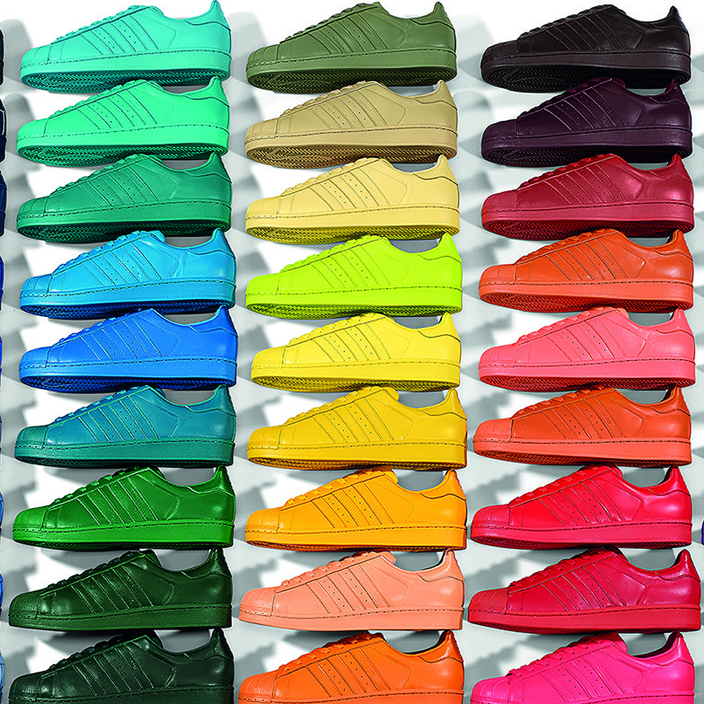 Pharrell Williams colore la Superstar d Adidas Originals
