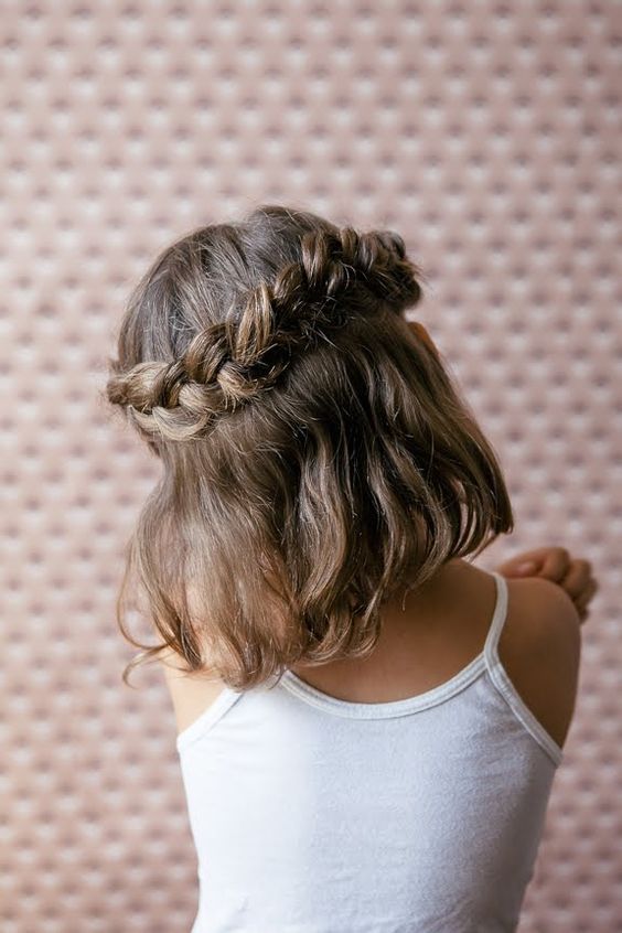Coiffure petite fille avec tresse , 40 coiffures de petite fille qui changent des couettes , Elle